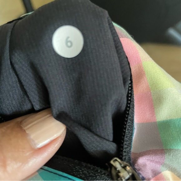 Lululemon shorts size 6 - Picture 5 of 5